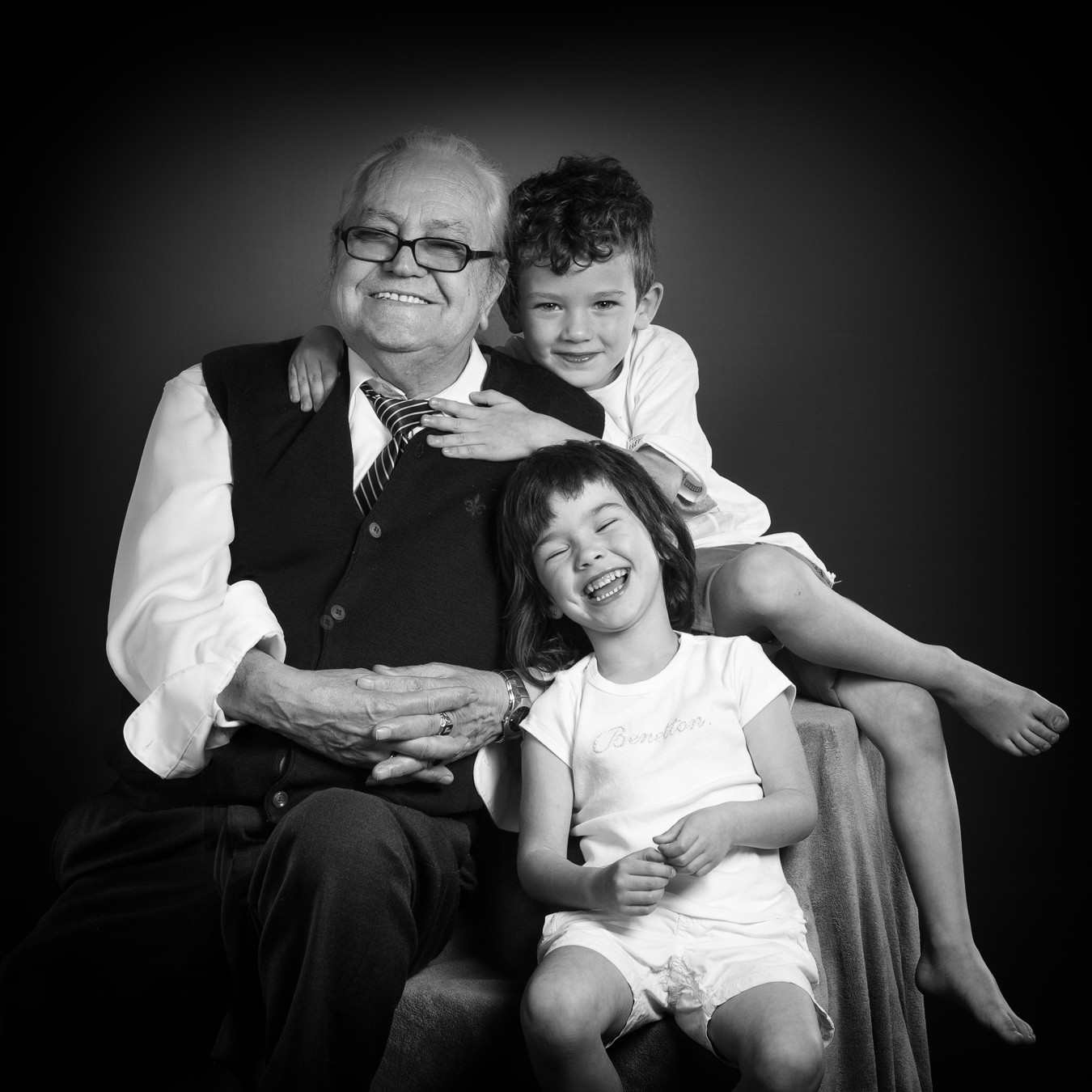 abuelo con nietos
